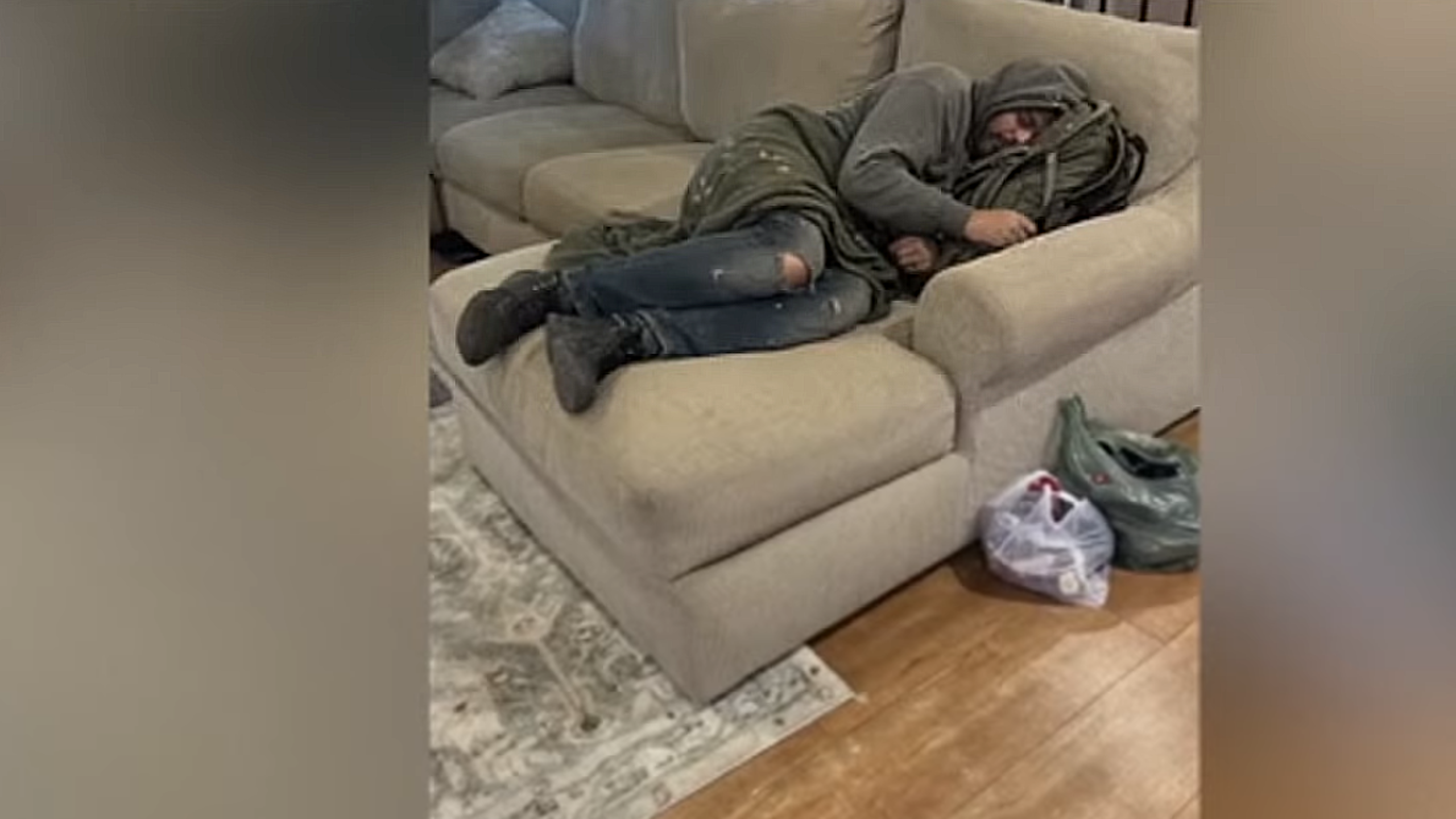 Image générée par l'IA d'un sans-abris dormant dans le salon d'une maison.