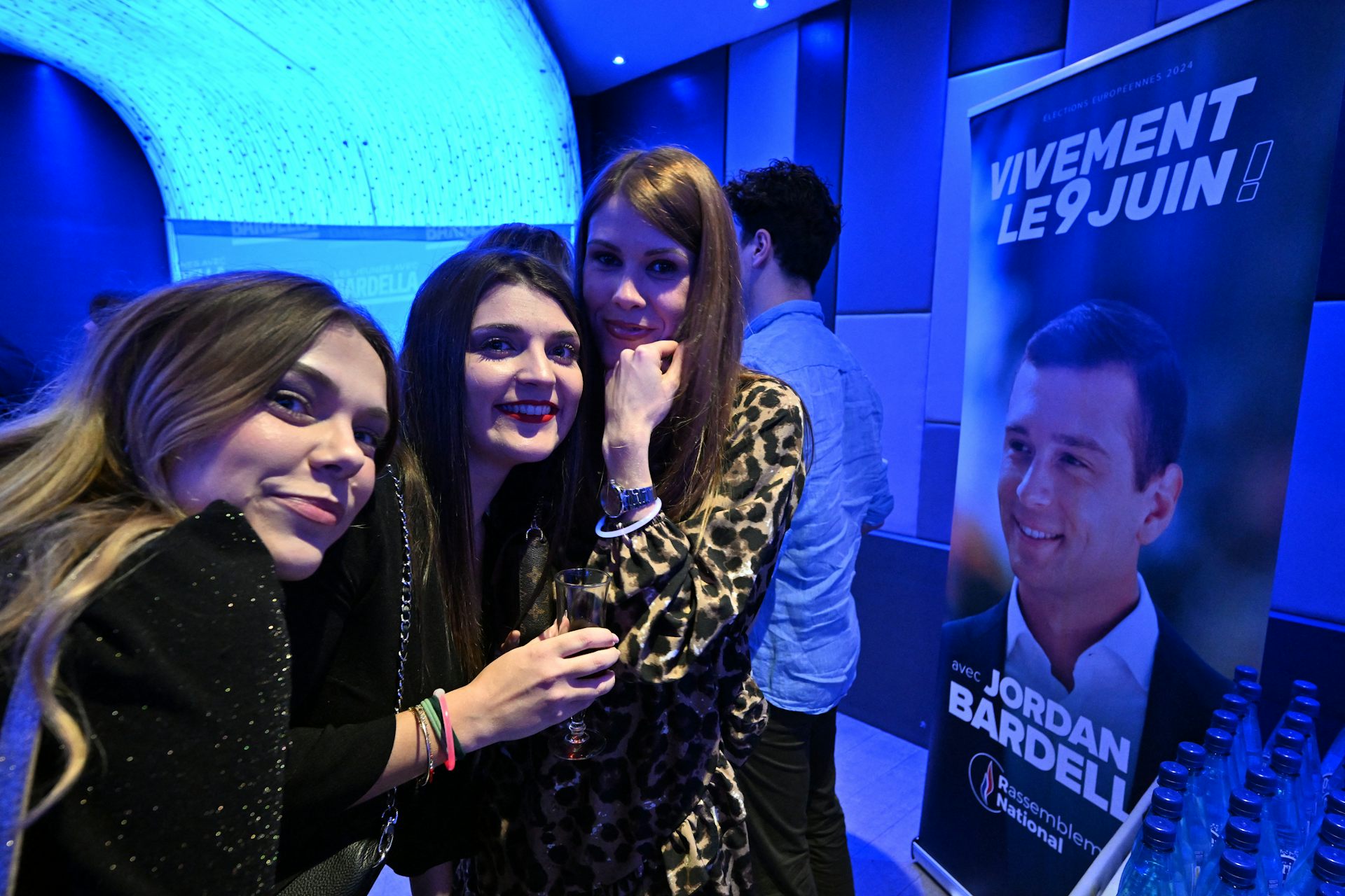 Jeunes femmes devant affiche Bardella lors du lancement du mouvement "Les Jeunes avec Bardella" en janvier 2024