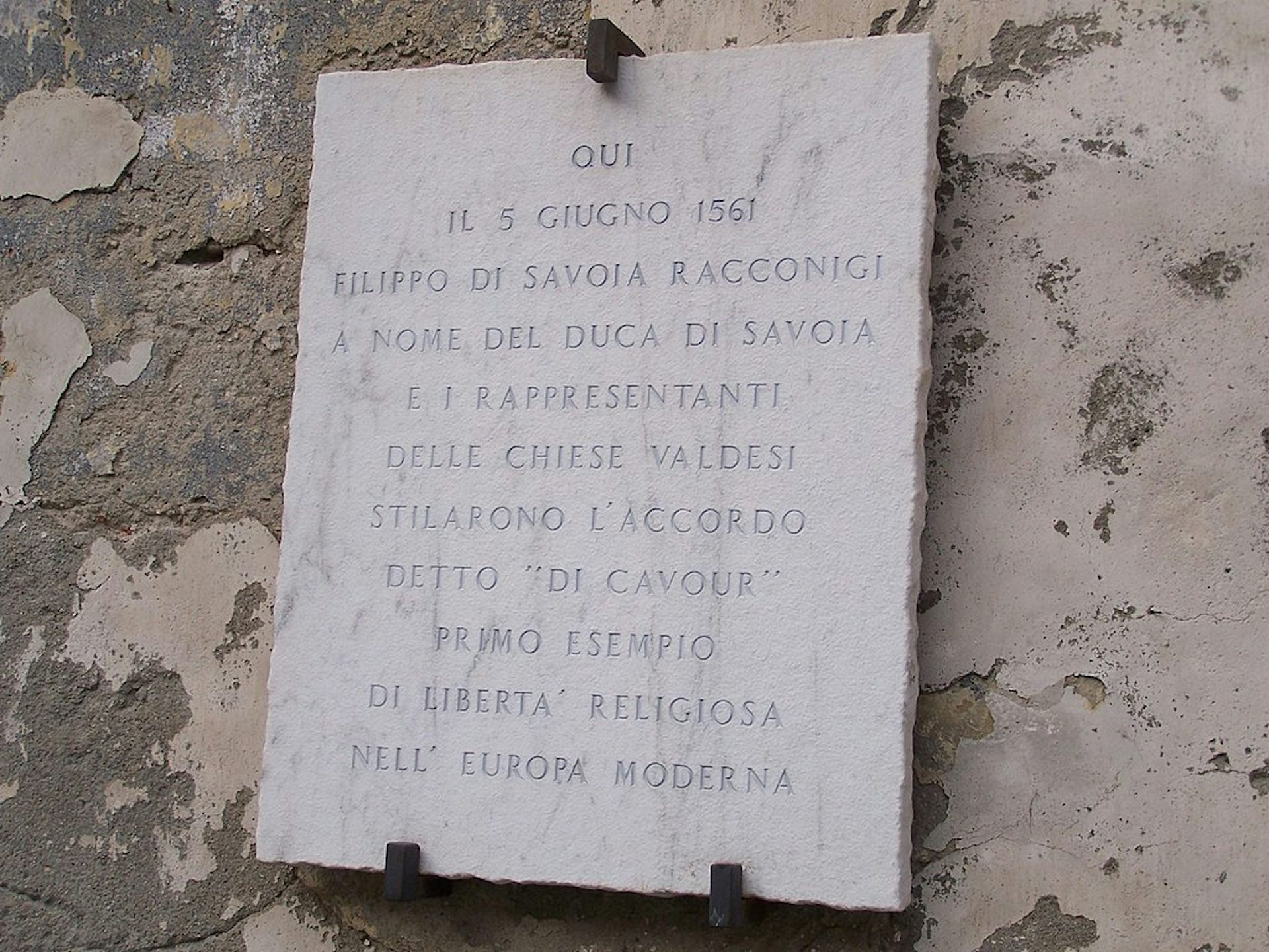 An epigraph on the Casaforte Acaja-Racconigi in Cavour, acknowledging that the edict was signed there.