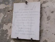 Epígrafe sobre la Casaforte de los Acaja-Racconigi en Cavour, donde se reconoce que ahí se firmó el edicto.