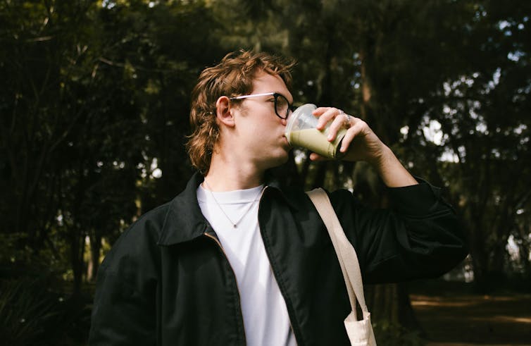 El ascenso del 'hombre performativo': cómo los hombres jóvenes están experimentando con la masculinidad en línea 1 Un joven bebe un café con leche matcha.