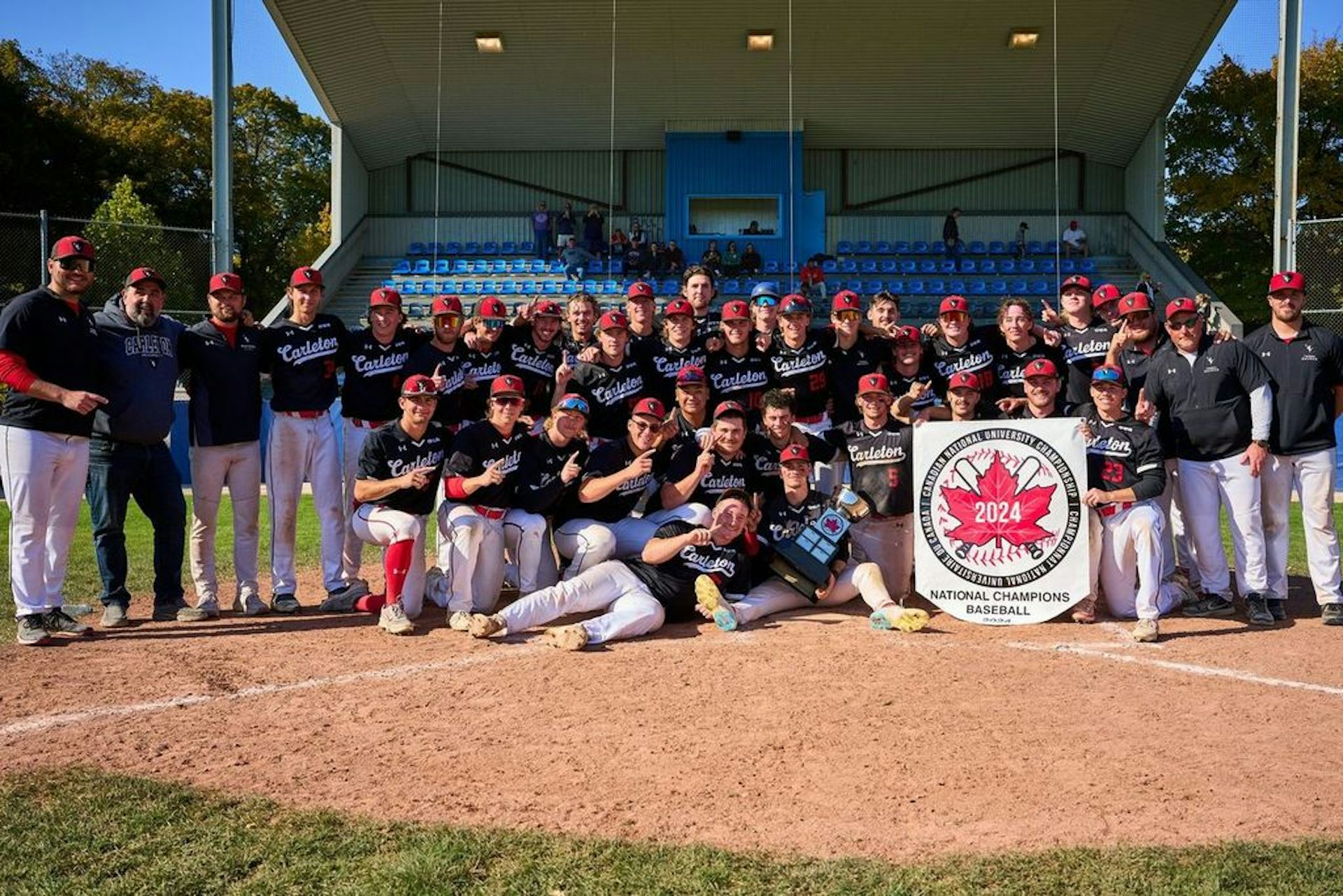 Un grupo de jugadores de béisbol se alinearon con un colgante que dice 
