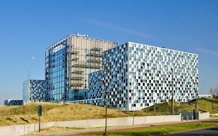 Cómo Canadá y la Unión Europea podrían garantizar la supervivencia de la Corte Penal Internacional 1 A lo lejos se ve un complejo de edificios, incluido uno con muchos pequeños paneles de cristal cuadrados.