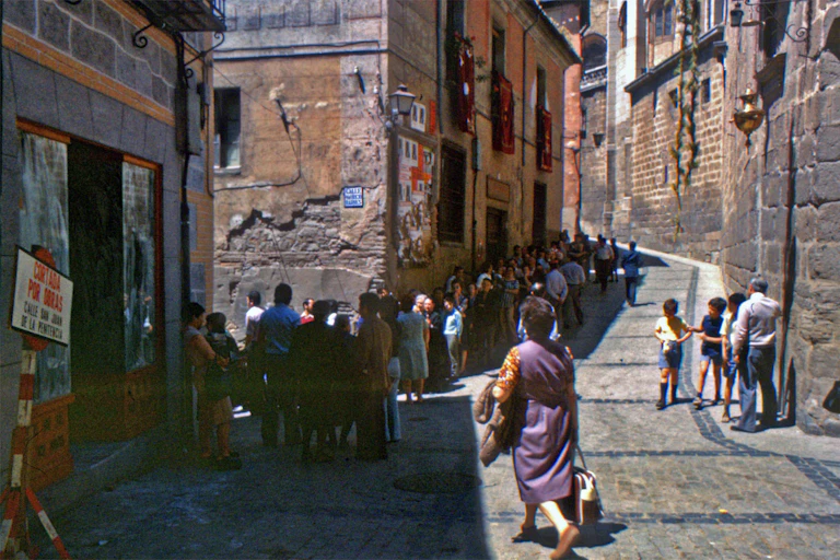 Fila para votar en las primeras elecciones democráticas en una calle de Toledo (15 de junio de 1977).