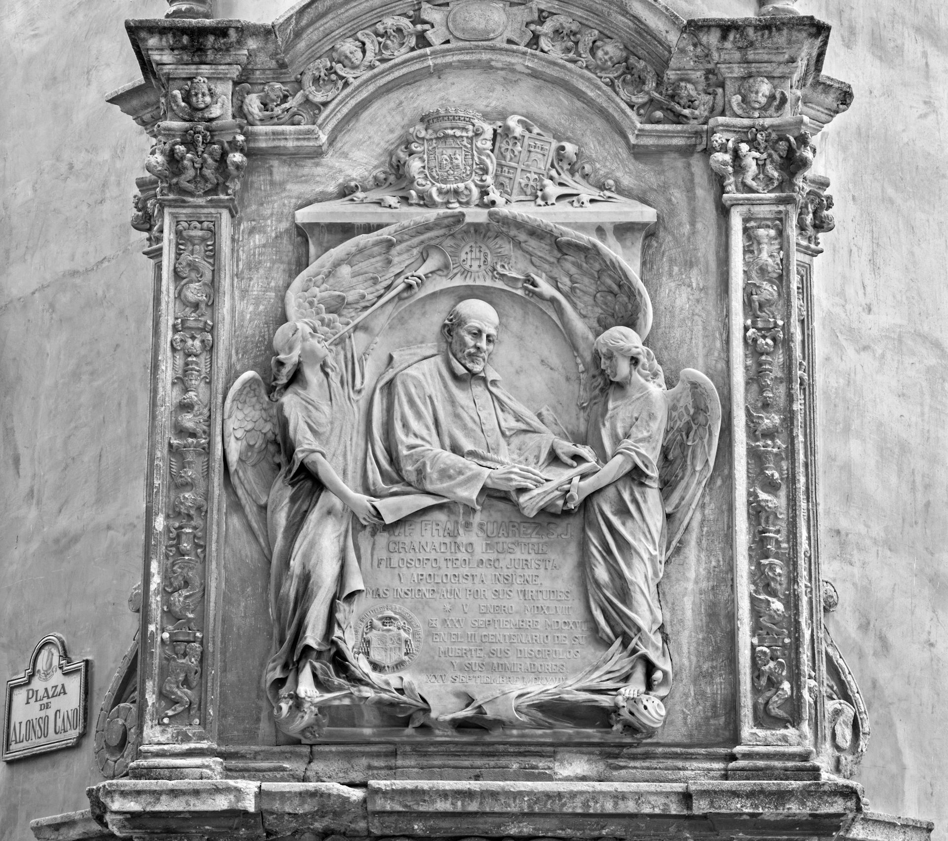 Relieve conmemorativo de Francisco Suárez en la fachada del Palacio Arzobispal de Granada, de 1917.