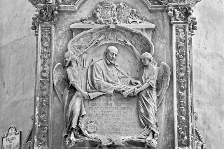 Relieve conmemorativo de Francisco Suárez en la fachada del Palacio Arzobispal de Granada, de 1917.
