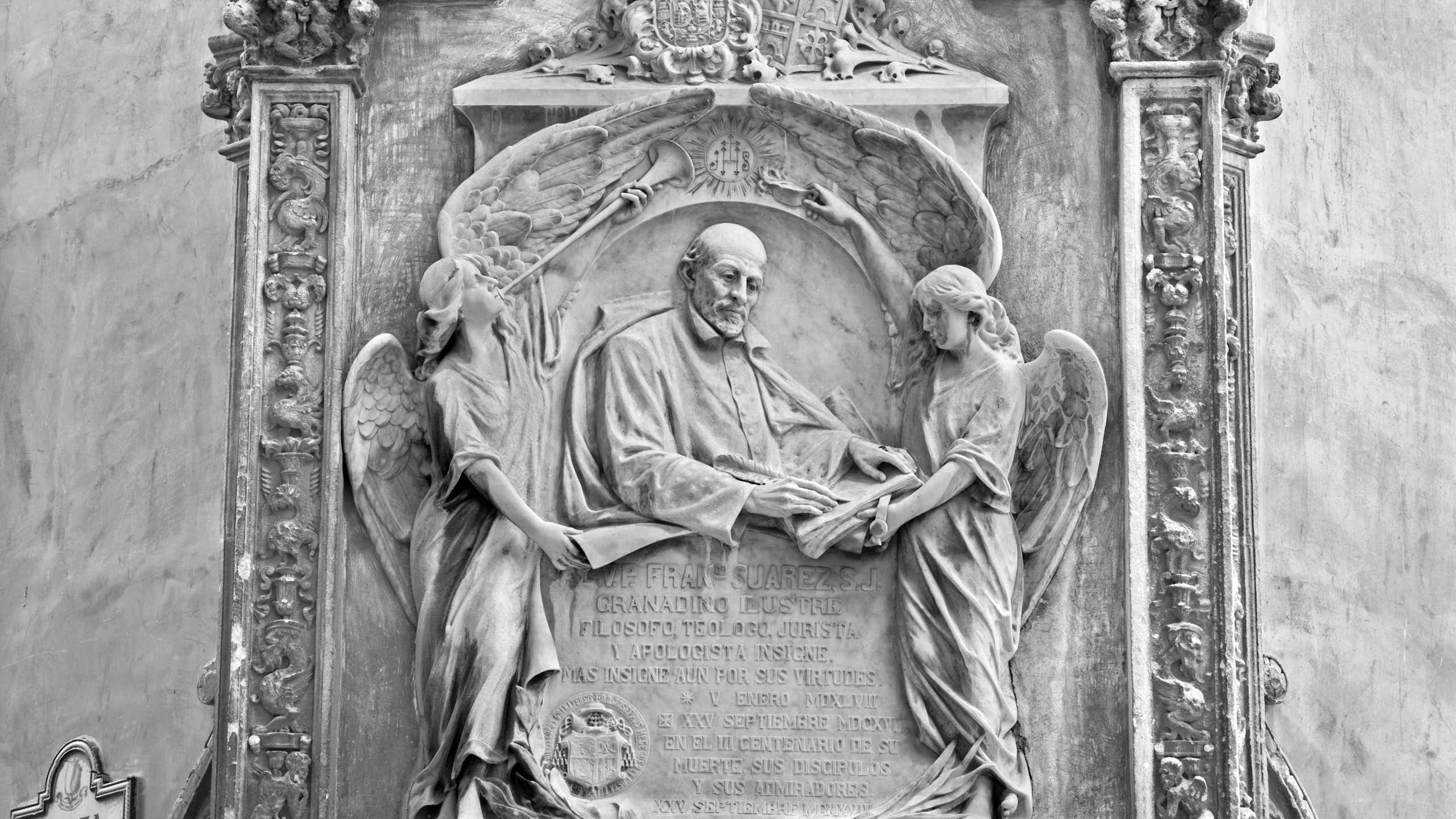 Relieve conmemorativo de Francisco Suárez en la fachada del Palacio Arzobispal de Granada, de 1917.