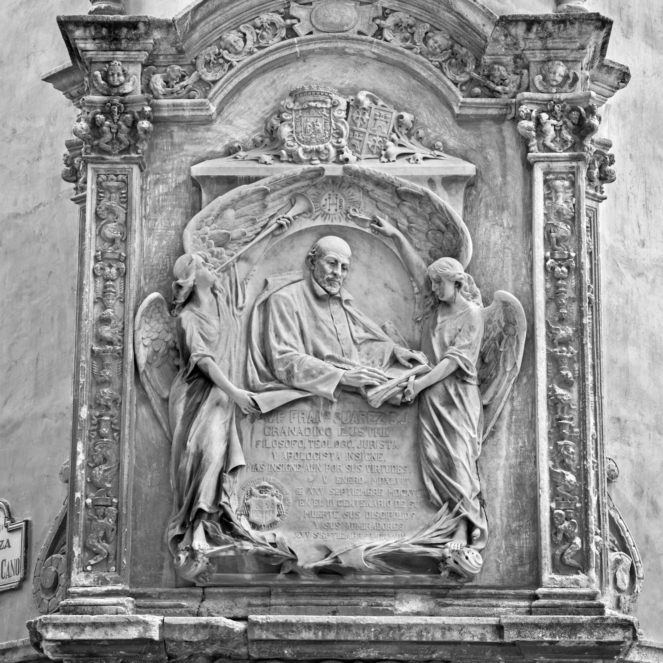 Relieve conmemorativo de Francisco Suárez en la fachada del Palacio Arzobispal de Granada, de 1917.