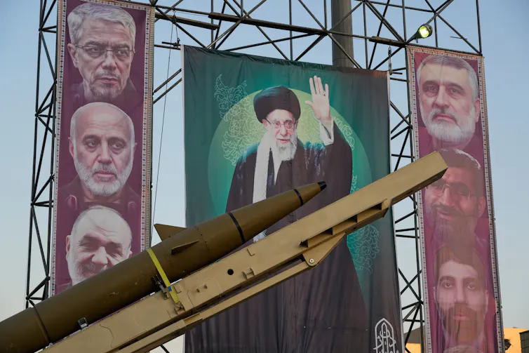 Des banderoles montrant des portraits du Guide suprême iranien