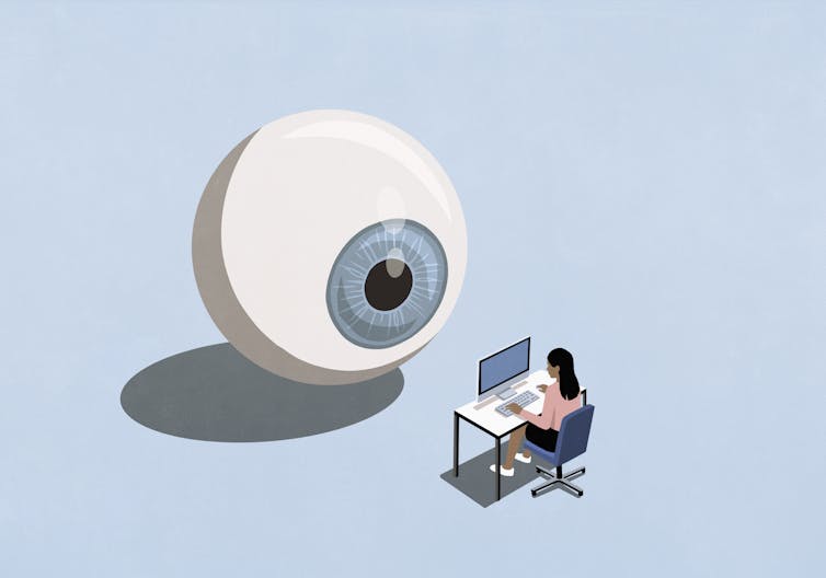 Ilustración de un globo ocular gigante mirando a una mujer trabajando en una computadora en un escritorio.