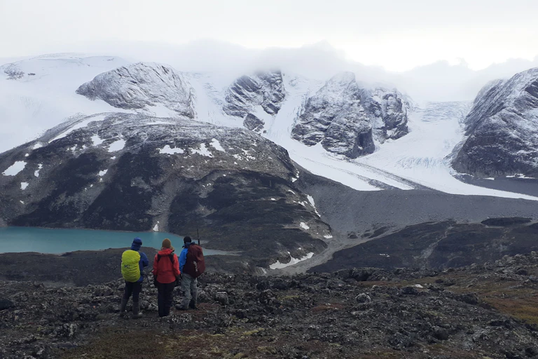 Paisaje de glaciares periféricos y lagos proglaciales en el oeste de Groenlandia