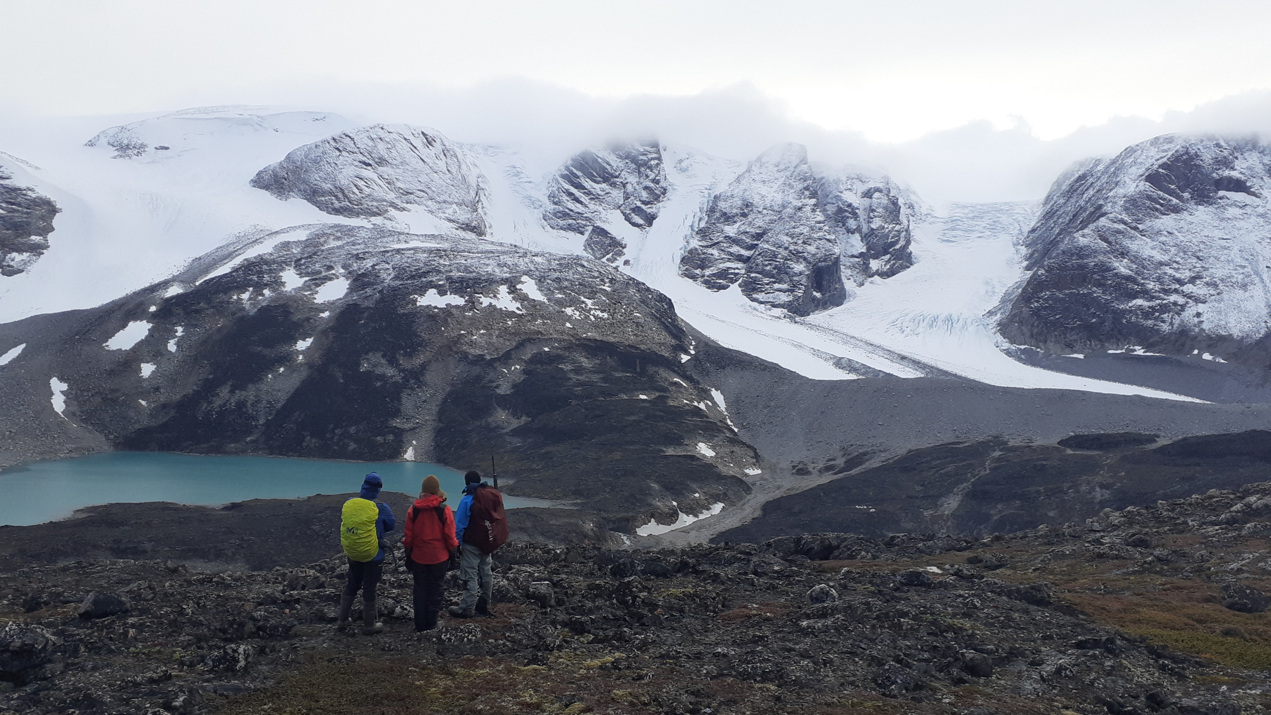 Paisaje de glaciares periféricos y lagos proglaciales en el oeste de Groenlandia