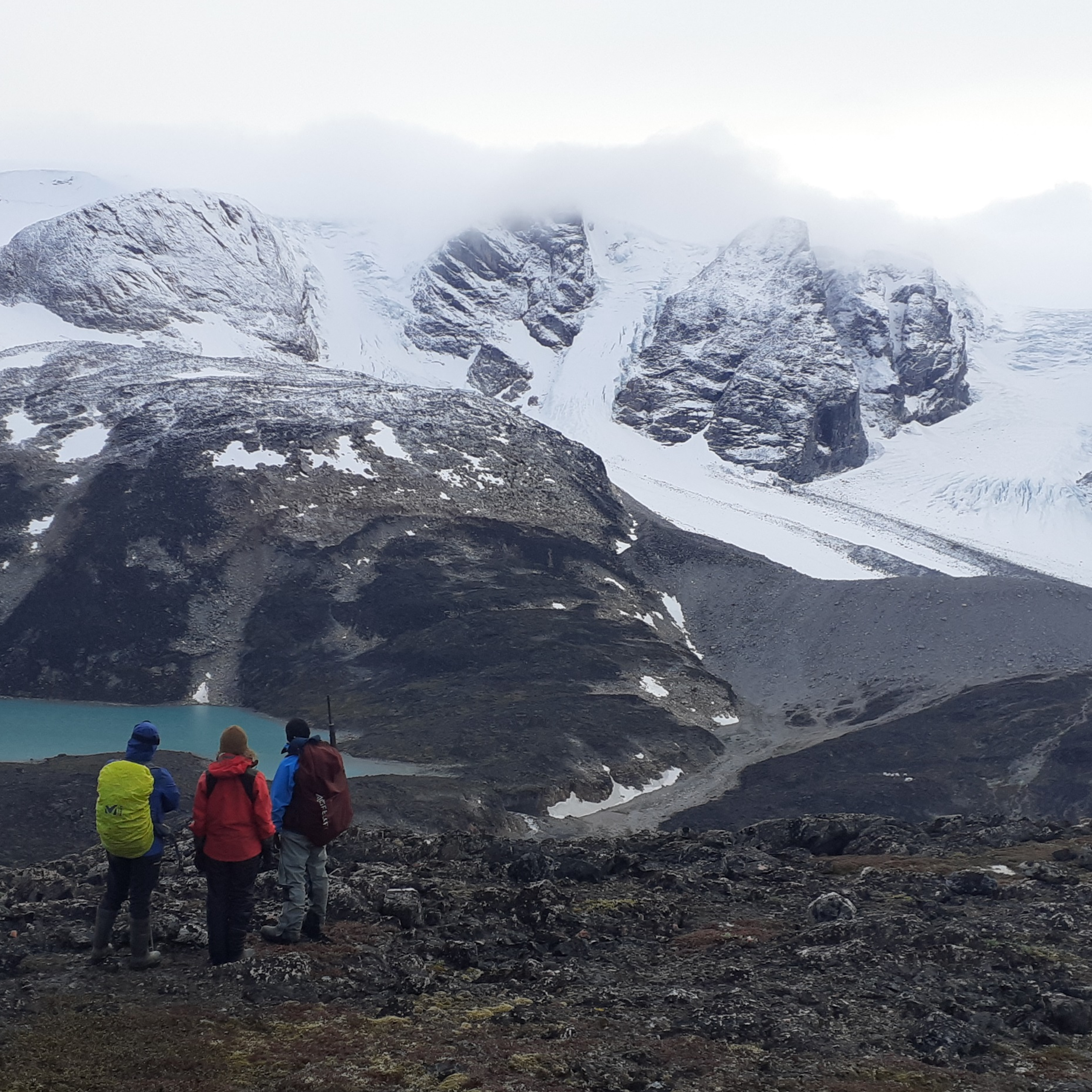 Paisaje de glaciares periféricos y lagos proglaciales en el oeste de Groenlandia