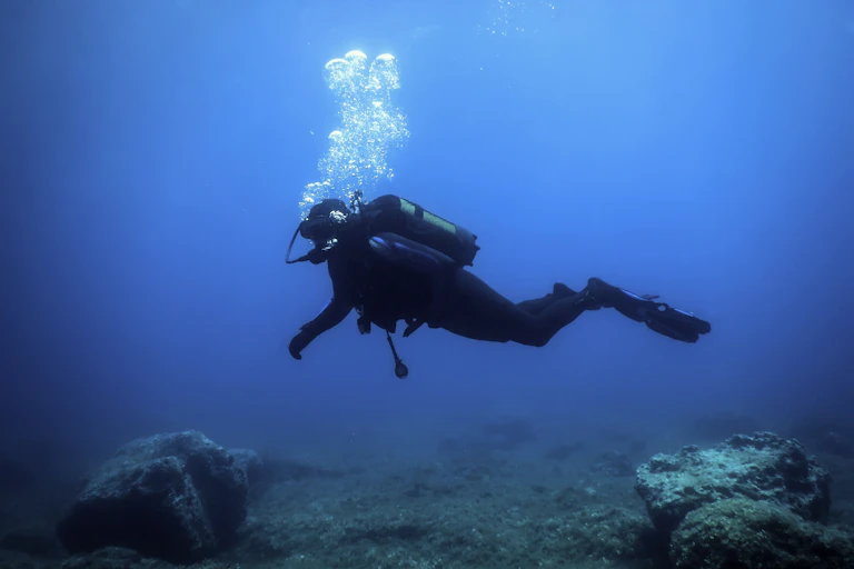 Un buceador en el fondo marino.