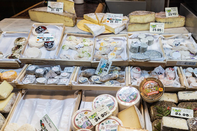 Des fromages dans un magasiz