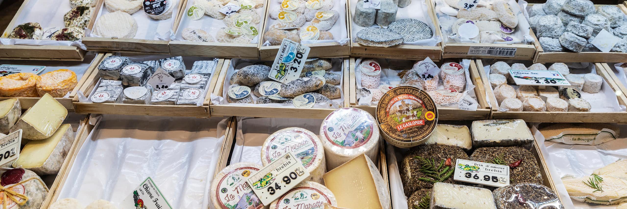 Des fromages dans un magasiz