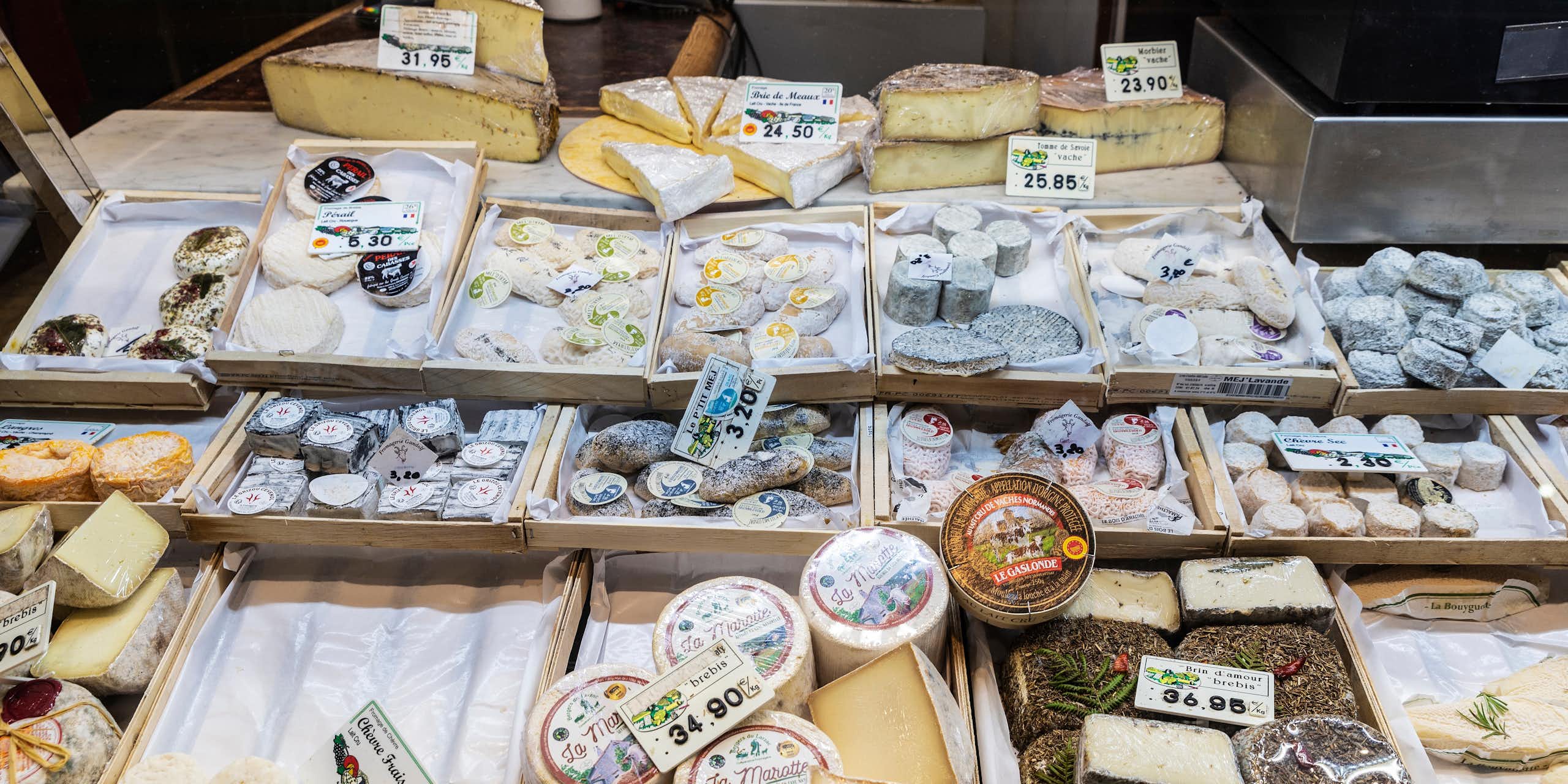 Des fromages dans un magasiz