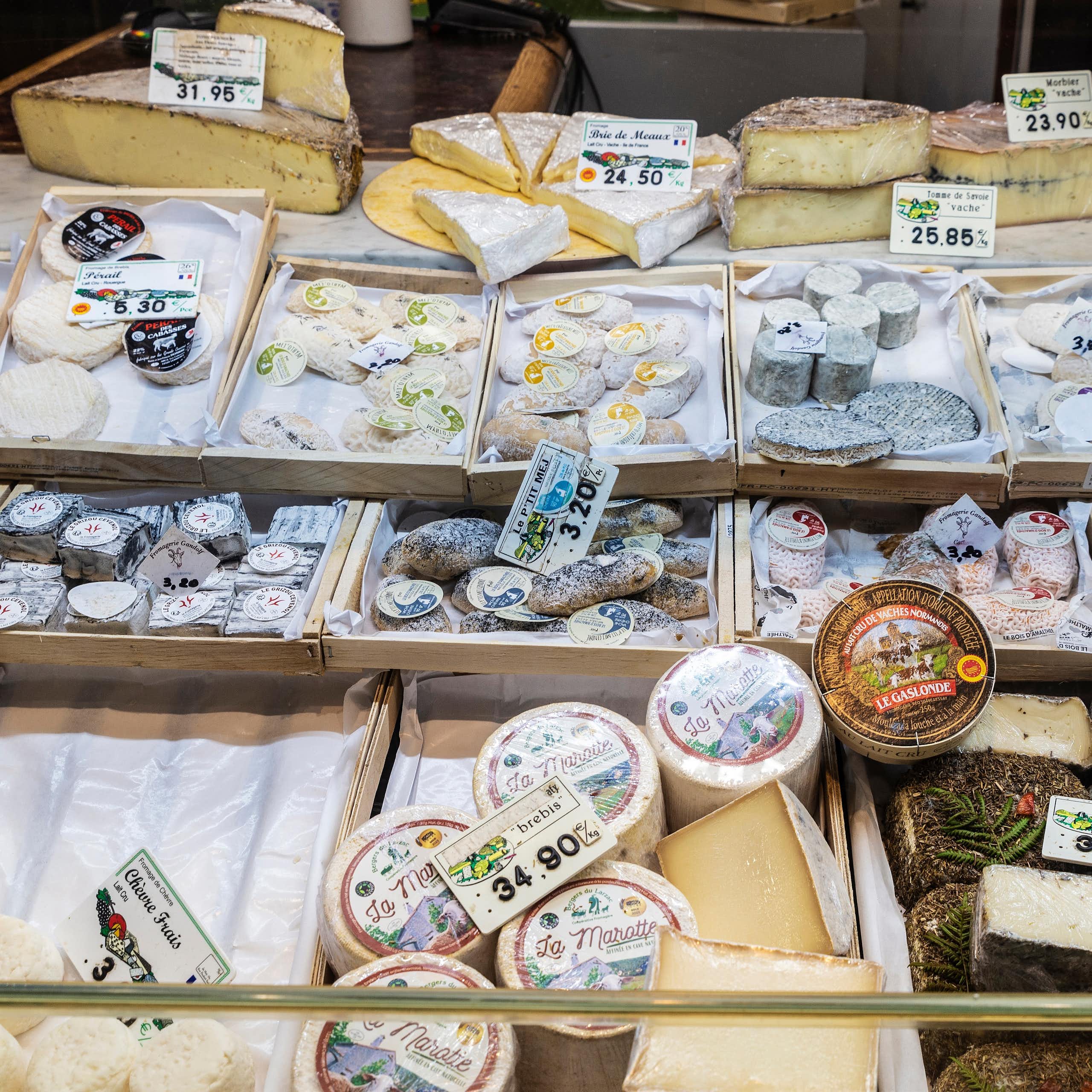 Des fromages dans un magasiz