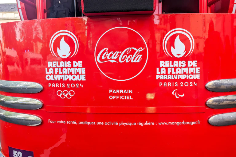 Devanture d'un camion des Jeux Olympiques avec le logo de Coca-Cola.