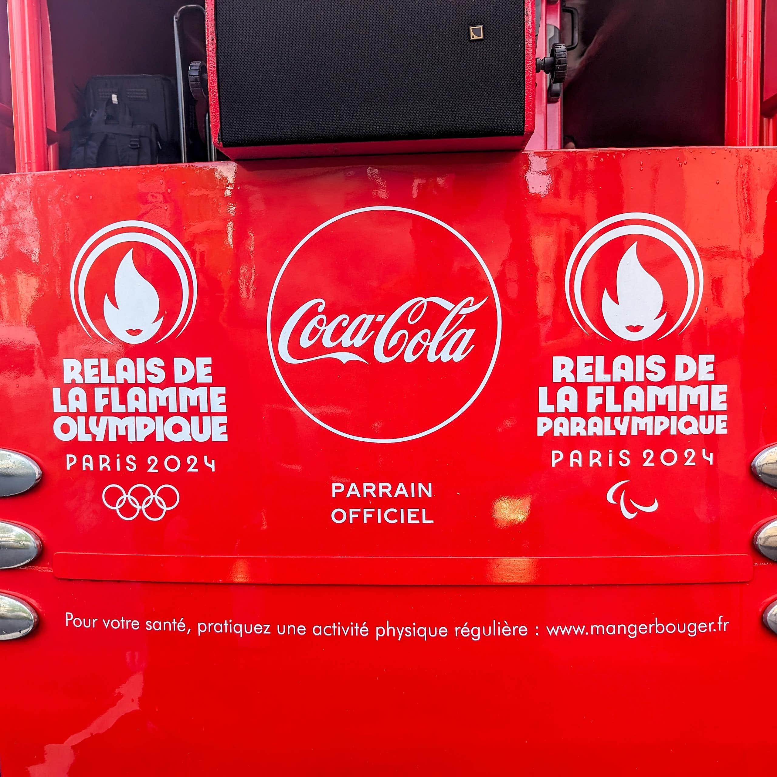 Devanture d'un camion des Jeux Olympiques avec le logo de Coca-Cola.