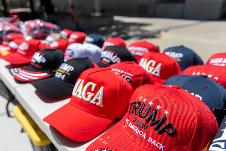 Un assortiment de casquettes siglées MAGA (Make America Great Again) et Trump, en vente lors d'un rassemblement à Detroit en juin 2024.