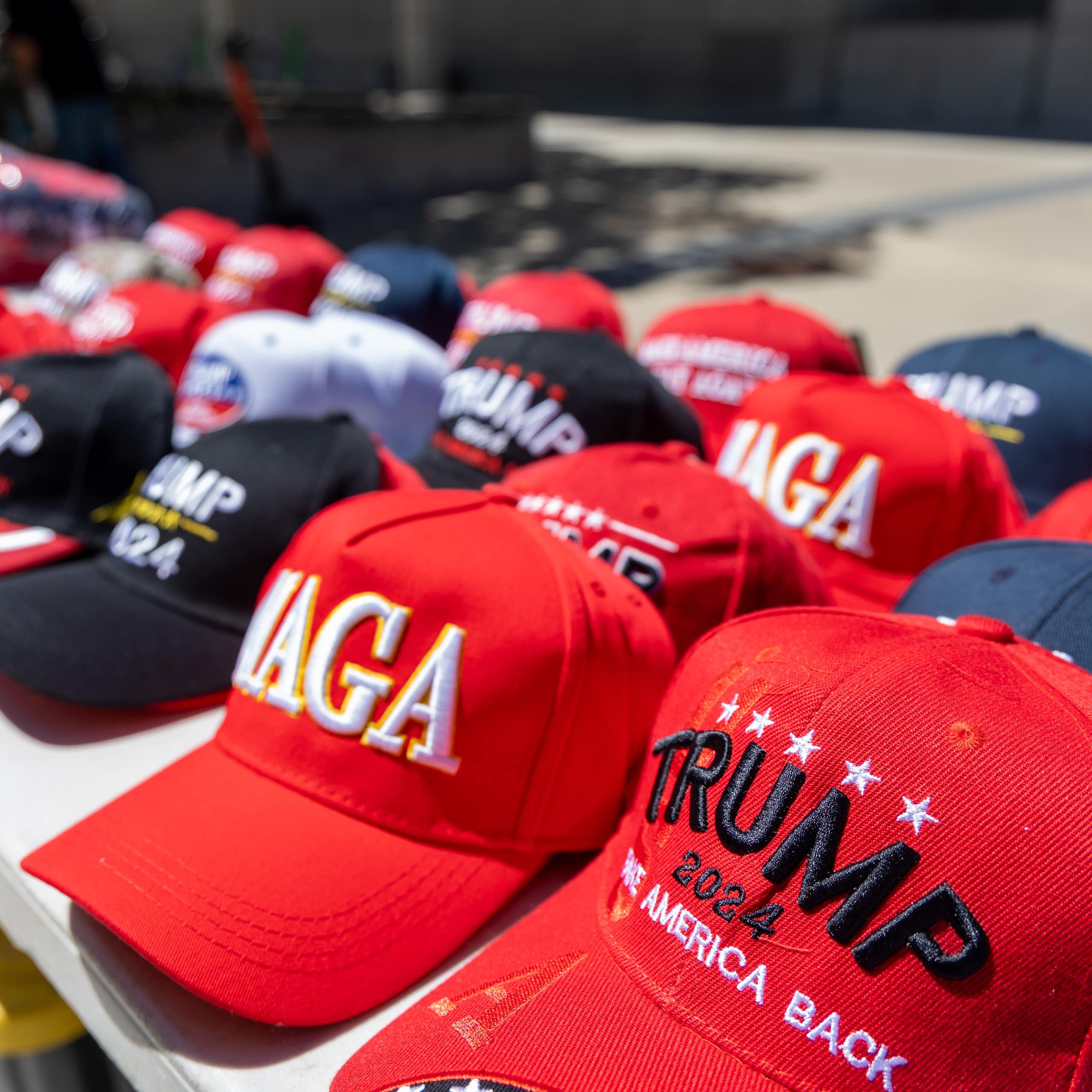 Un assortiment de casquettes siglées MAGA (Make America Great Again) et Trump, en vente lors d'un rassemblement à Detroit en juin 2024.