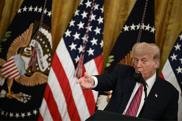 Donald Trump à la signature du Genius Act.