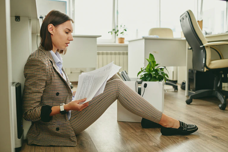 Une jeune professionnelle consulte des documents