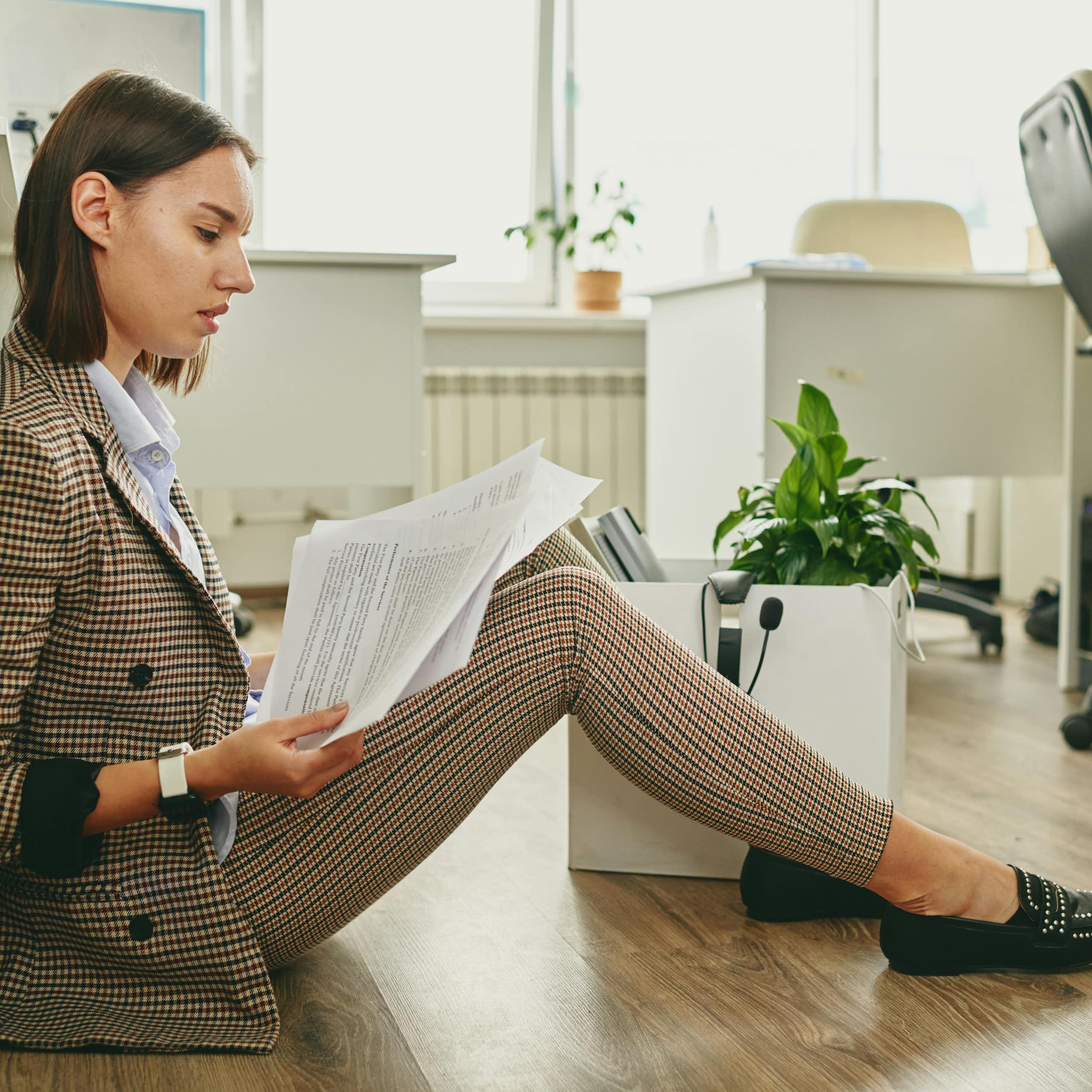 Une jeune professionnelle consulte des documents
