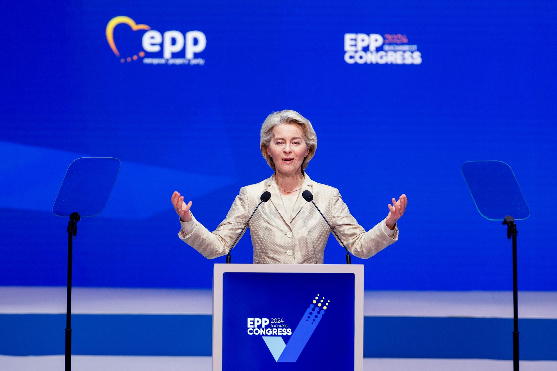 Una mujer da un discurso en un estrado.