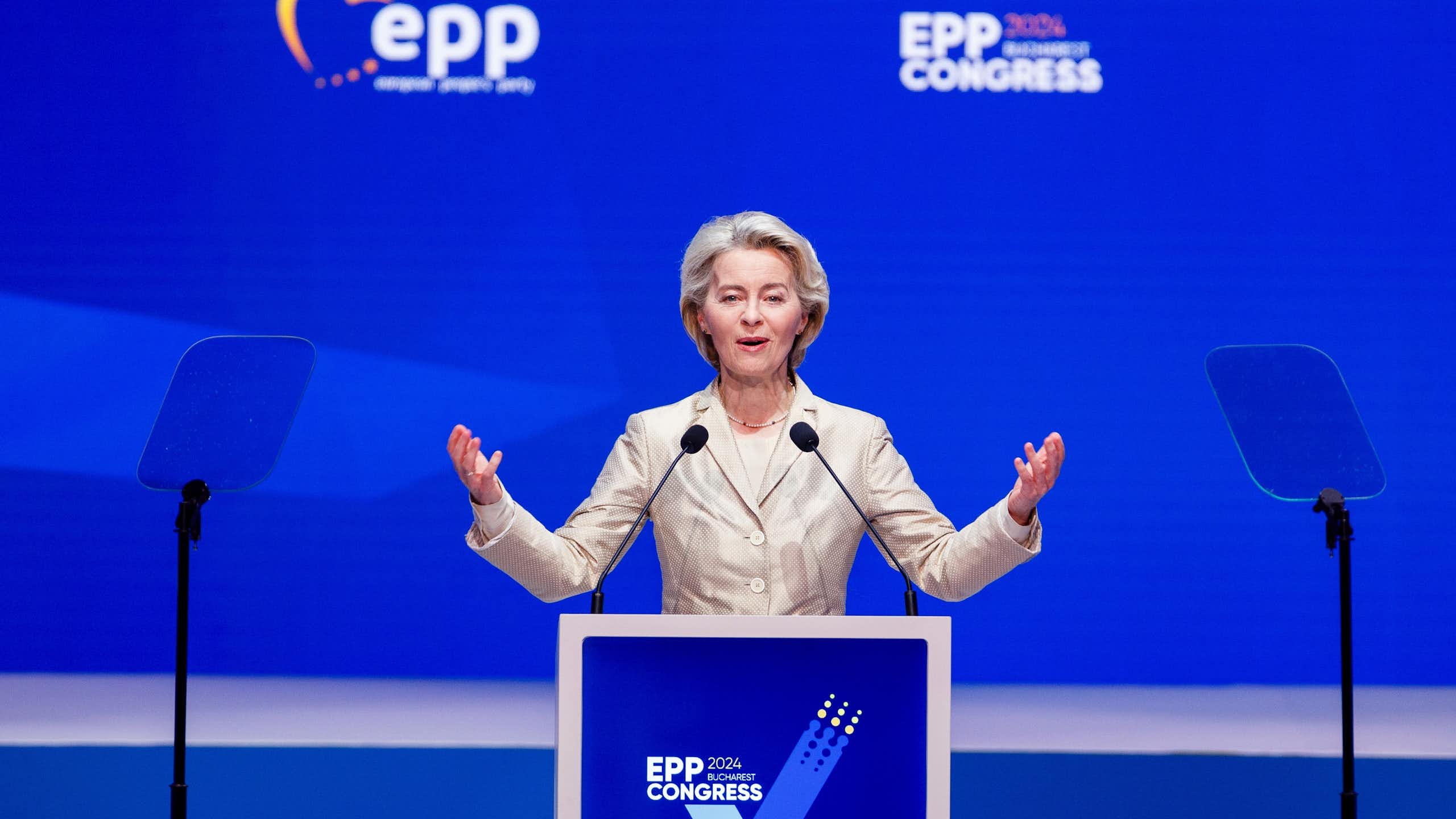 Una mujer da un discurso en un estrado.