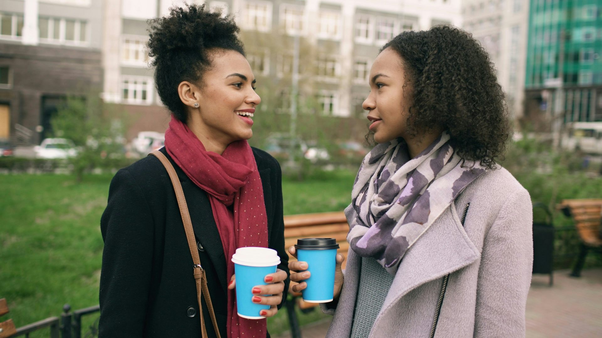 Des jeunes femmes discutent