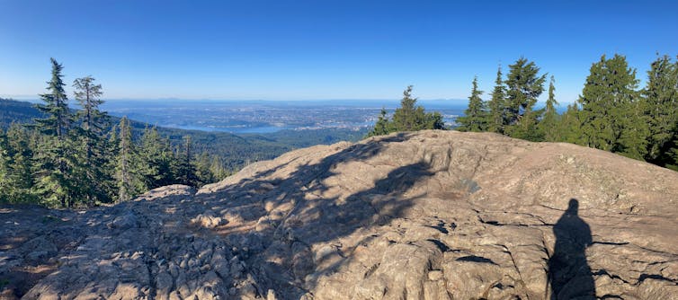 La ciudad de Vancouver es visible a lo lejos desde los picos de las montañas cercanas.