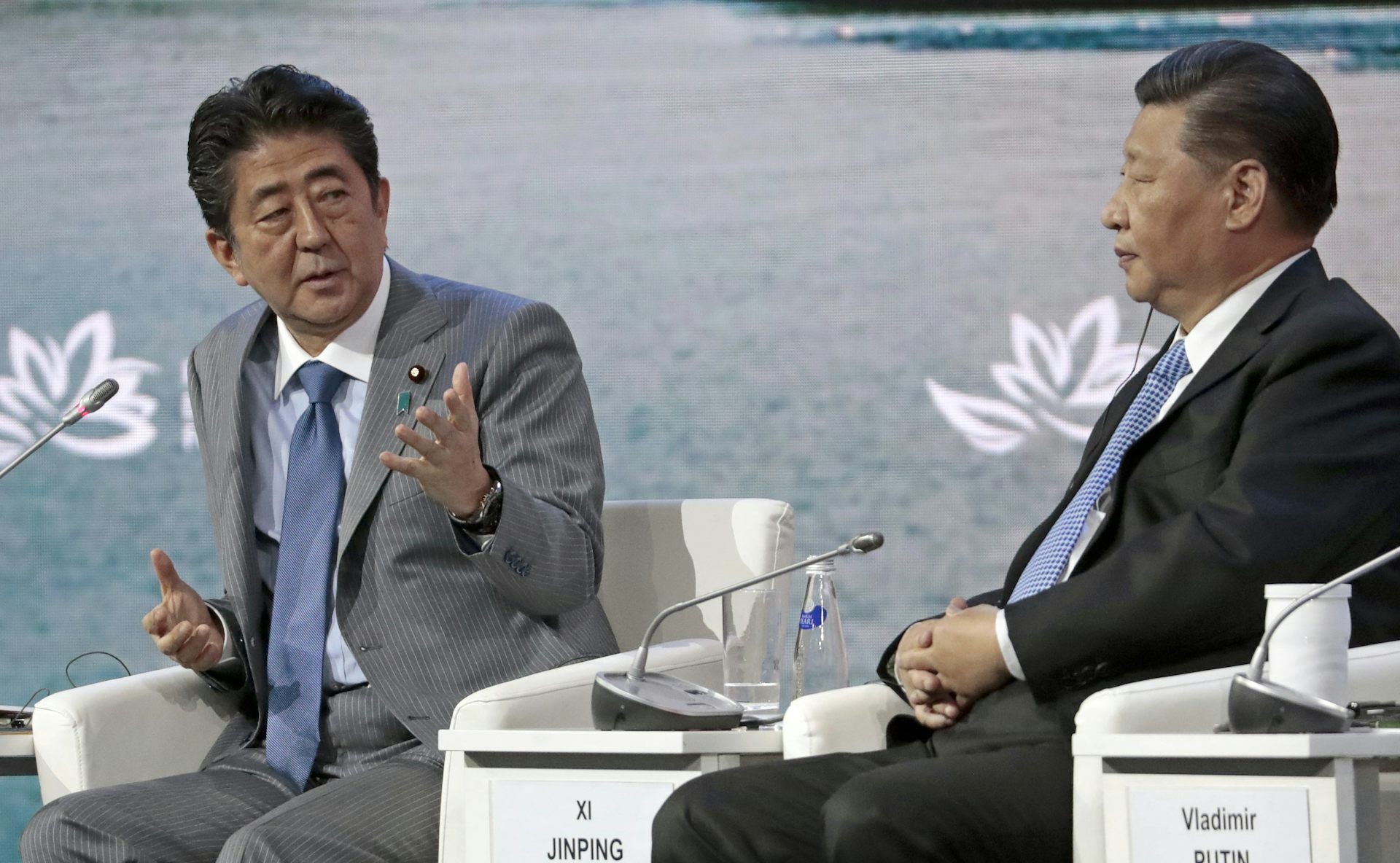 Shinzo Abe and Xi Jinping sat next to each other.