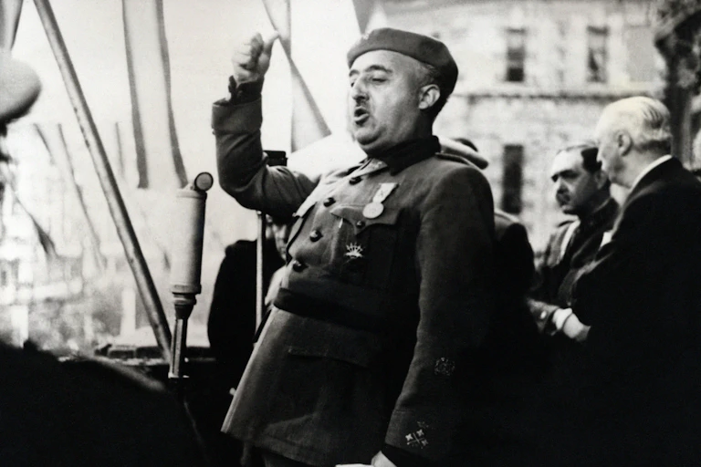 Un dictateur prononce un discours depuis un balcon.