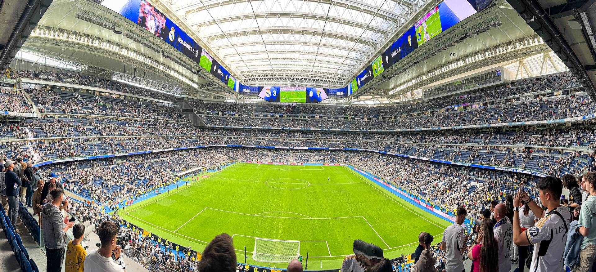 Vista panorámica del estadio Santiago Bernabéu, con su cubierta retráctil extendida.