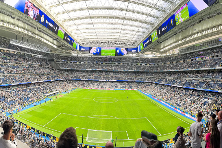 Vista panorámica del estadio Santiago Bernabéu, con su cubierta retráctil extendida.