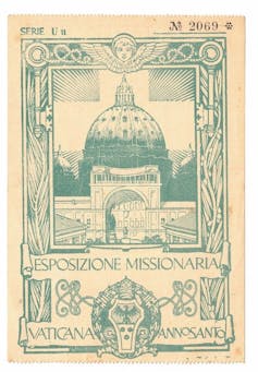 Tablón rectangular con el dibujo de un edificio con cúpula y un escudo de armas.