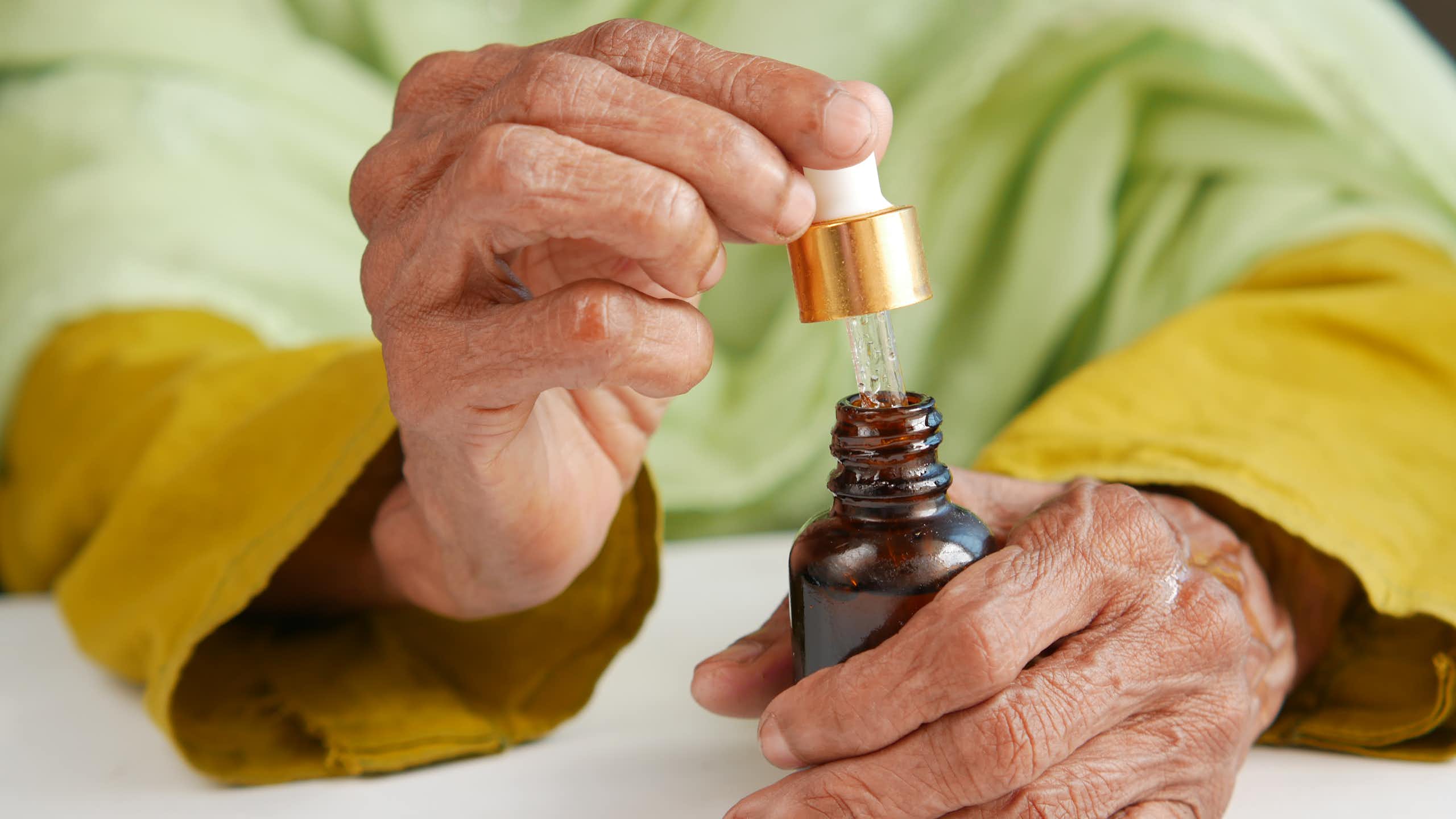 Microdoses de cannabis e Alzheimer: o que novo estudo revela sobre o uso de THC e CBD em idosos