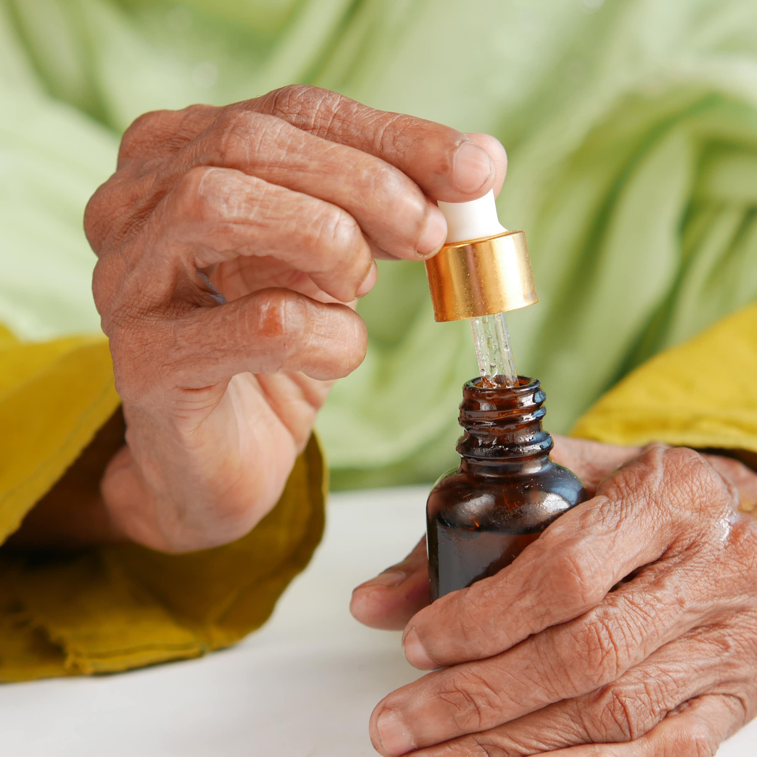 Microdoses de cannabis e Alzheimer: o que novo estudo revela sobre o uso de THC e CBD em idosos