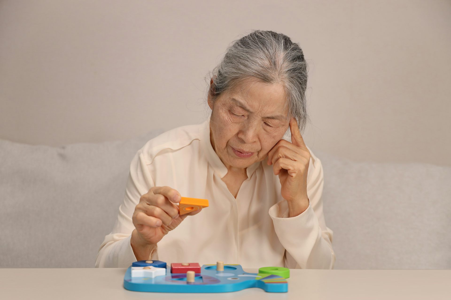 Demensia menyebabkan penururunan daya ingat dan kemampuan berpikir logis.