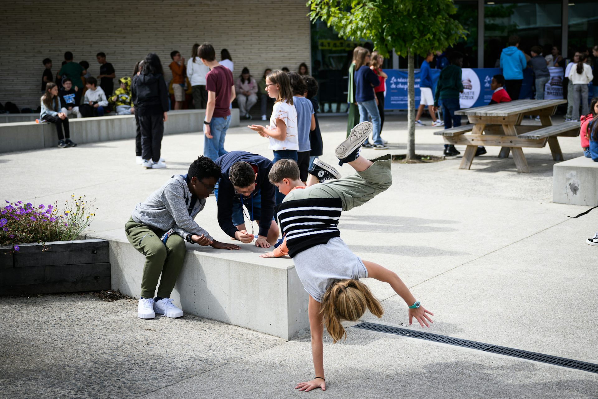 Cour de collège à Lorient (56), rentrée 2024.