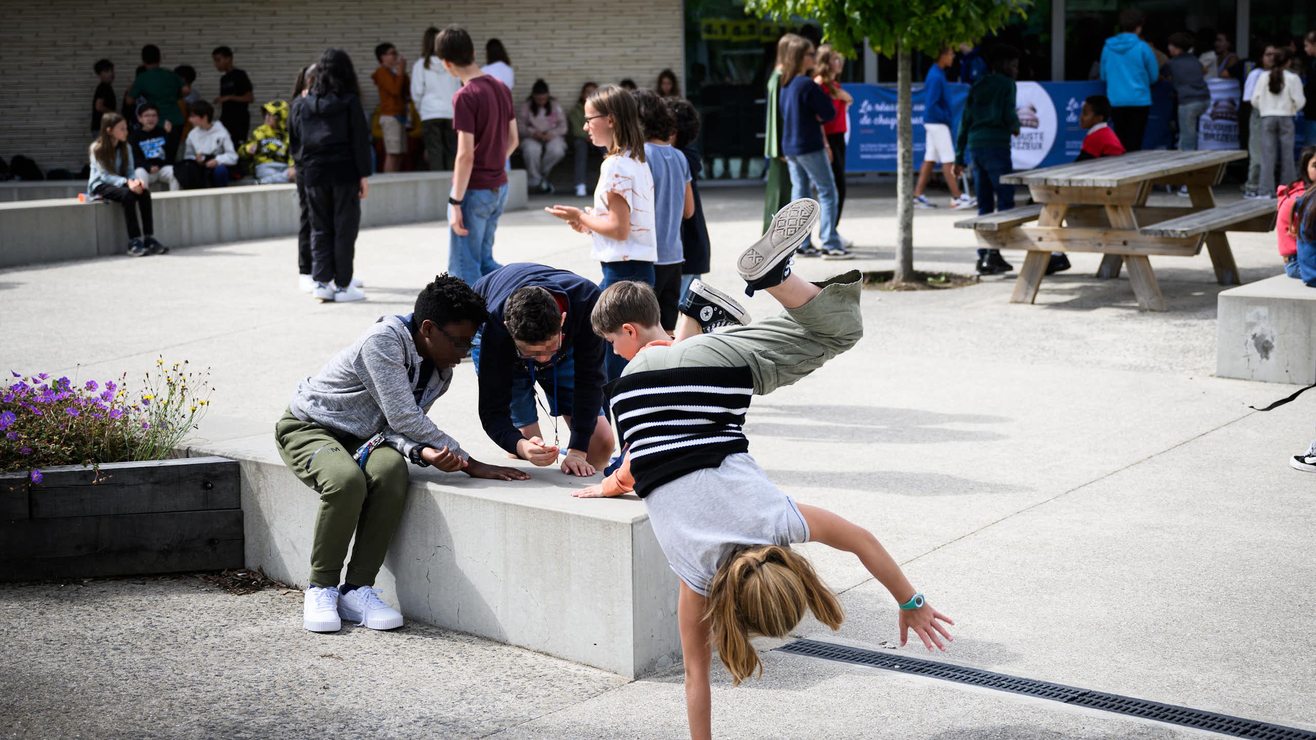 Cour de collège à Lorient (56), rentrée 2024.