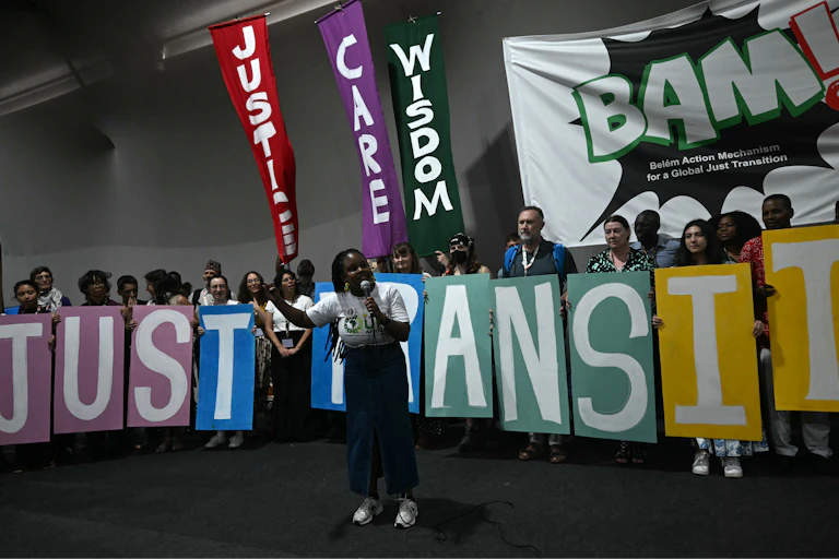 Des militants du Belém Action Mechanism for a Global Just Transition organisent une manifestation lors de la COP30, le 11 novembre 2025.