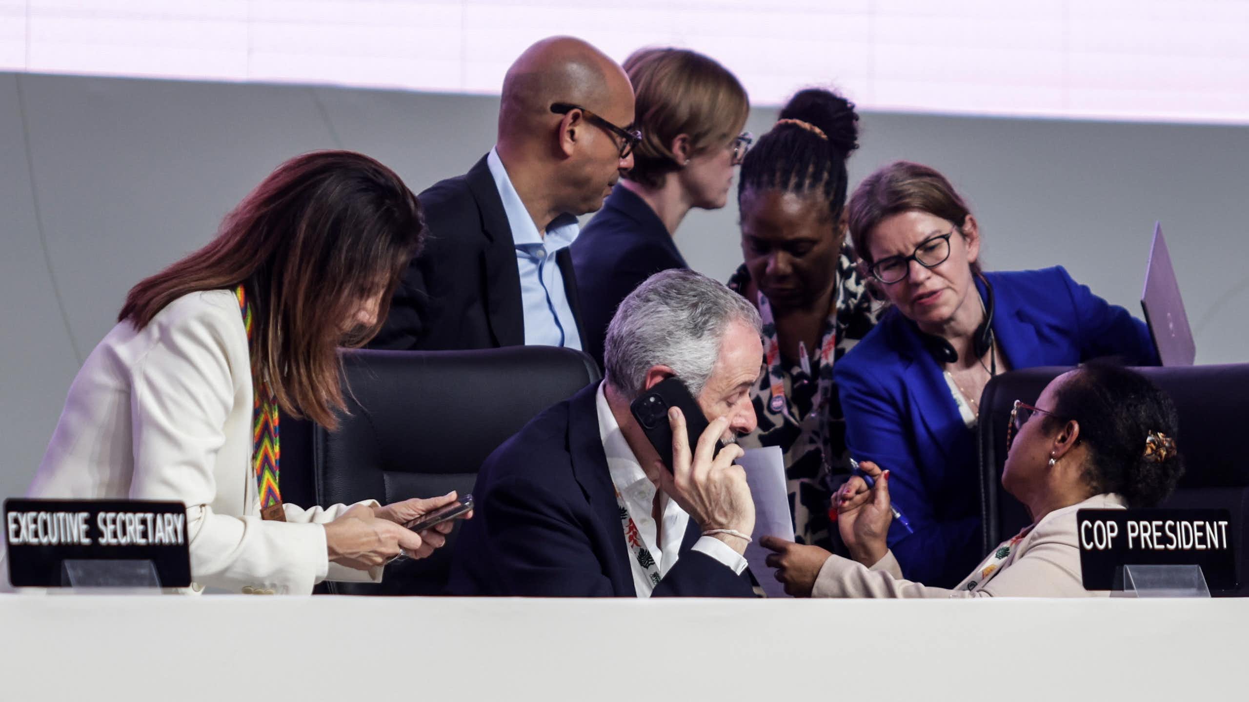 pessoas se reúnem na conferência