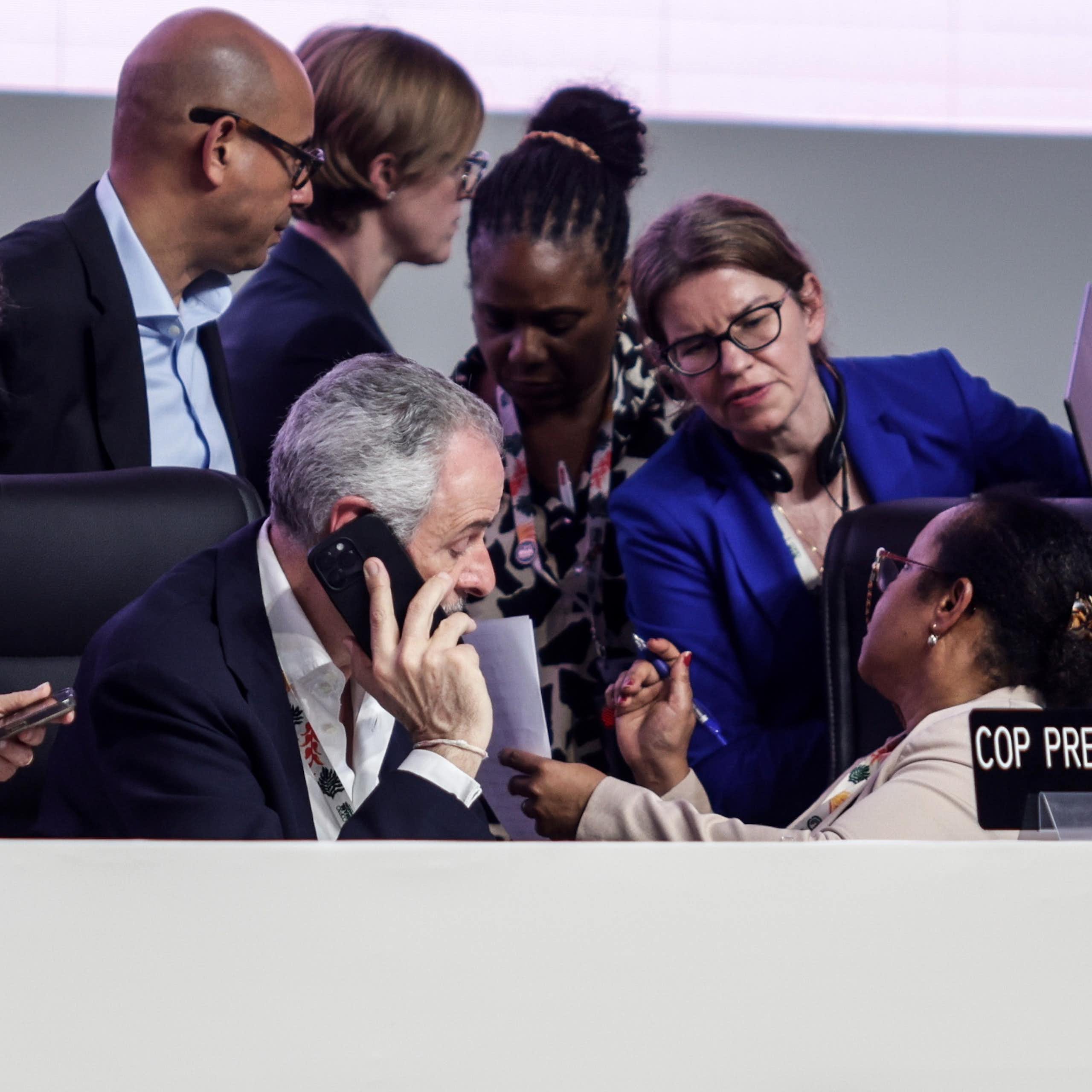 pessoas se reúnem na conferência