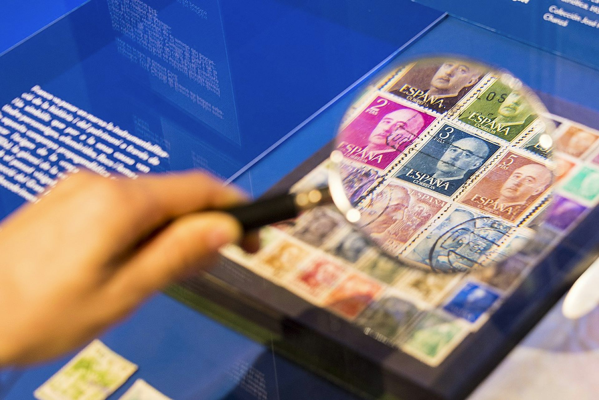 Exposición en la que se muestran sellos de la época franquista.