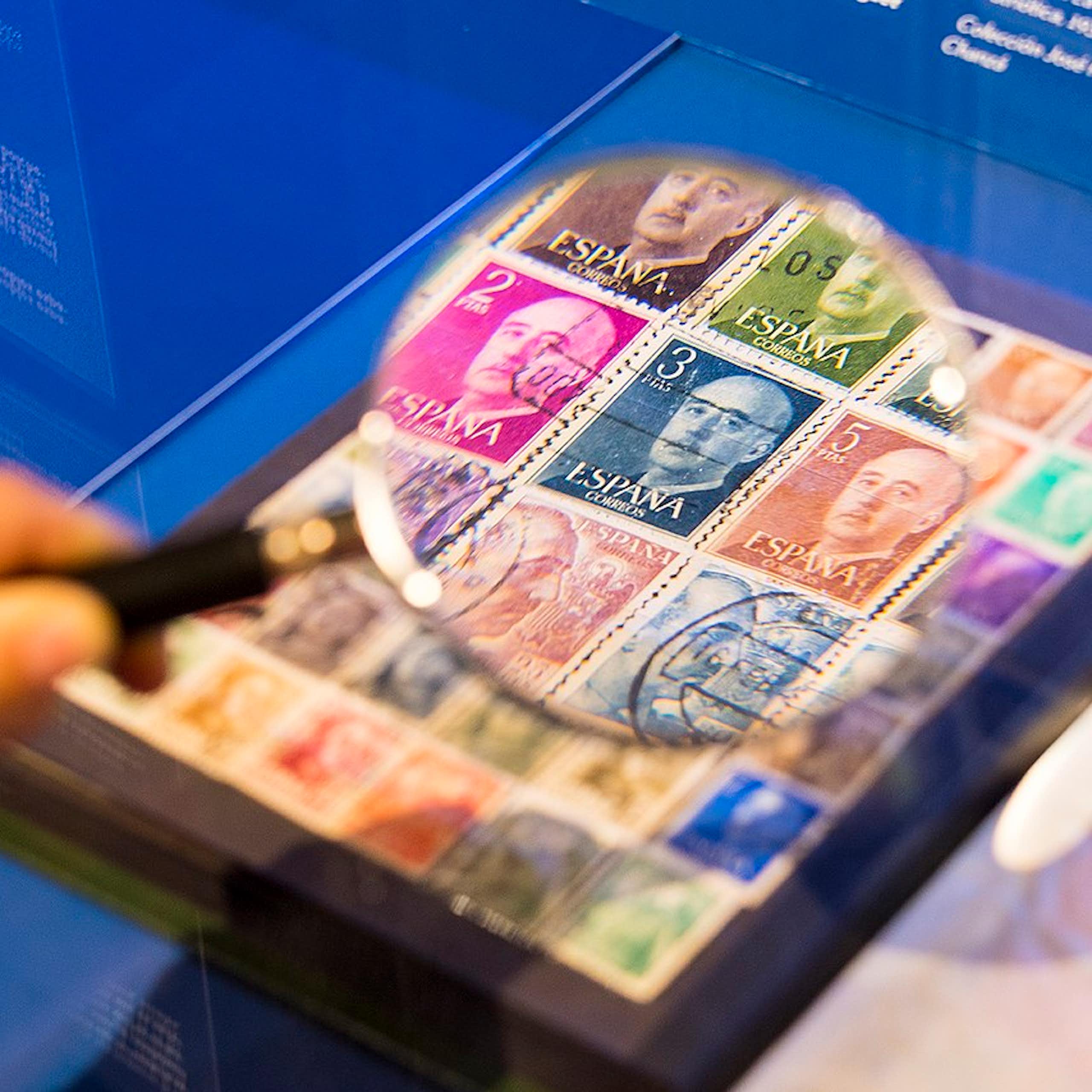 Exposición en la que se muestran sellos de la época franquista.