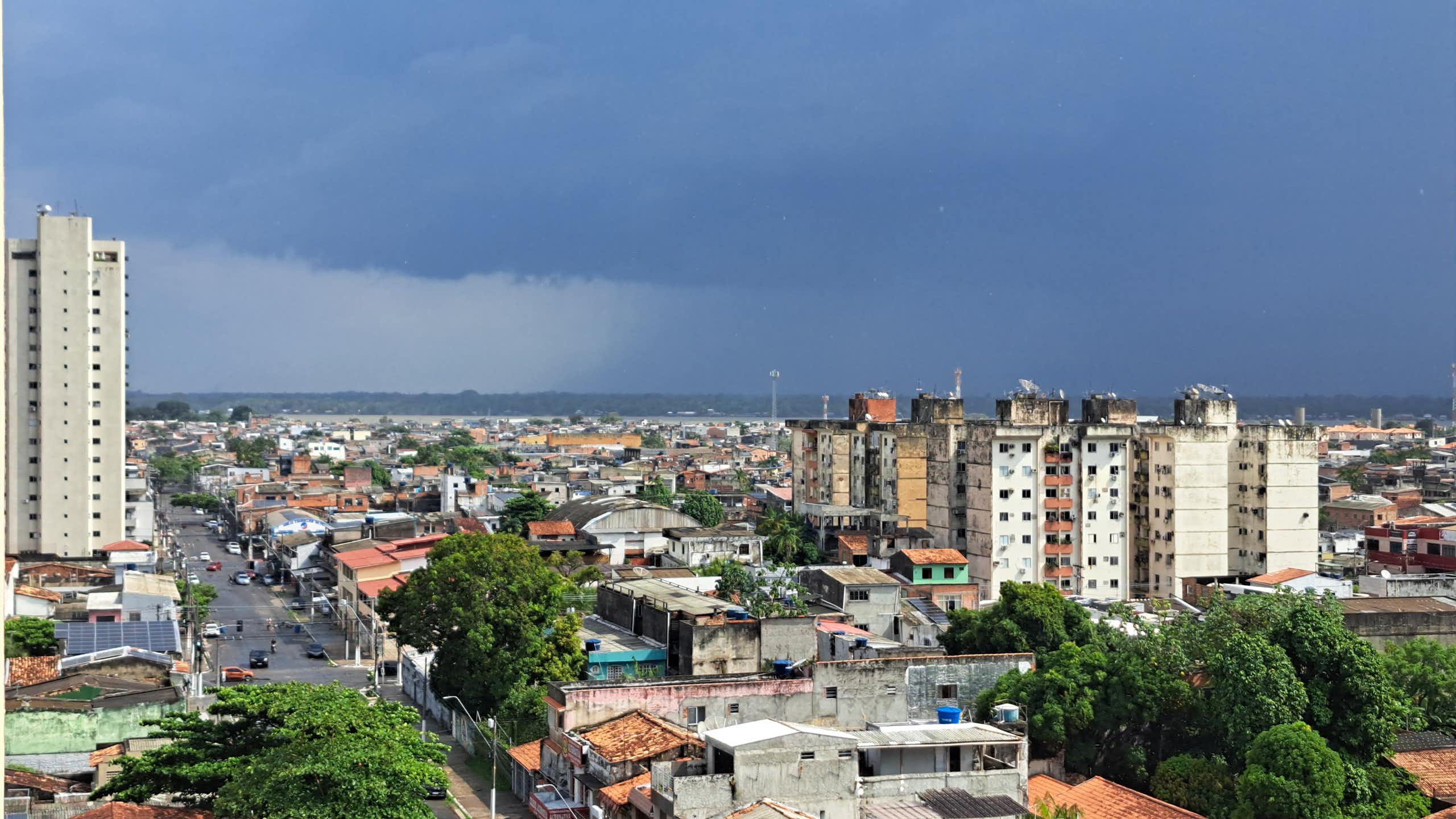 Horizonte da cidade de Belém, no Brasil, com céu azul e nuvens