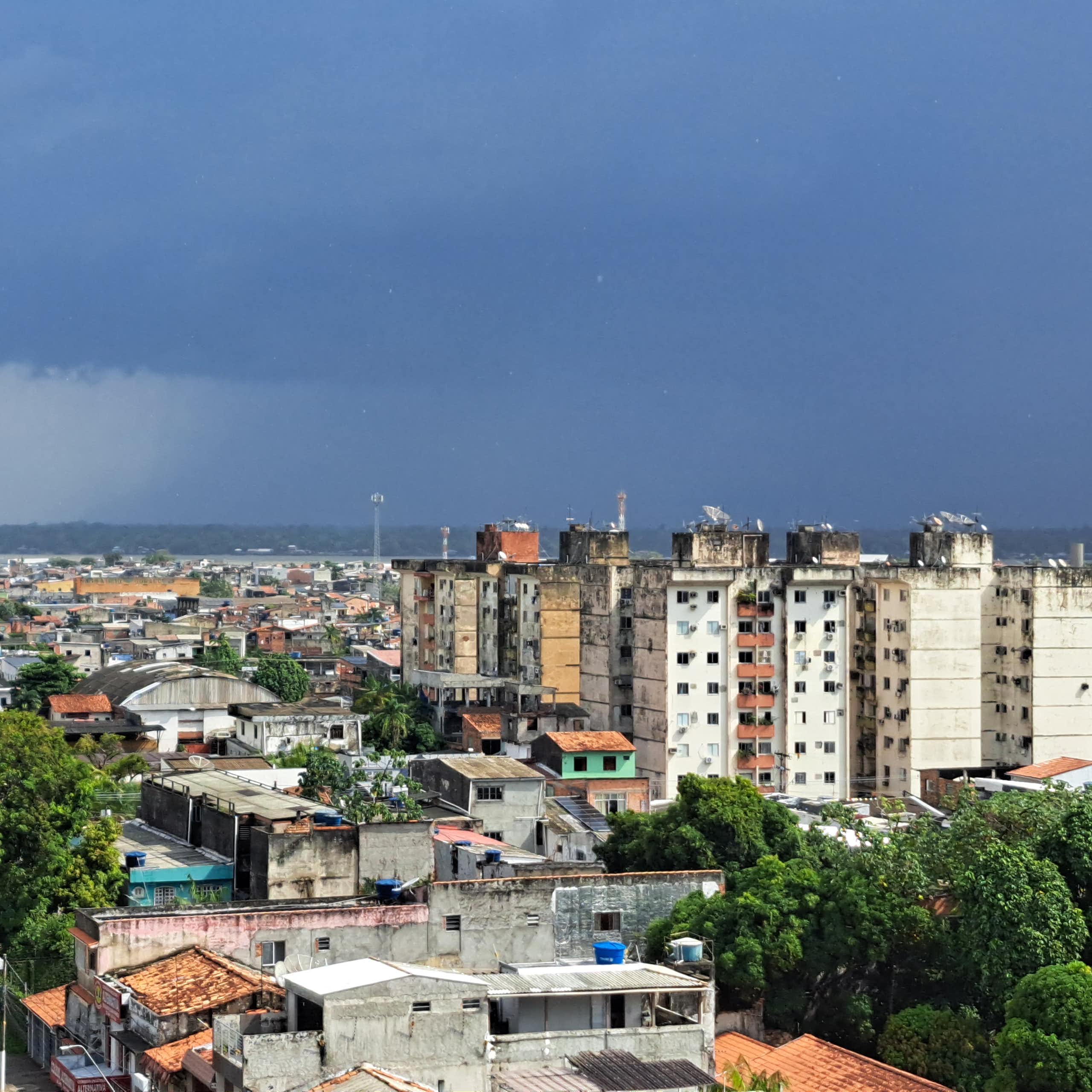 Horizonte da cidade de Belém, no Brasil, com céu azul e nuvens